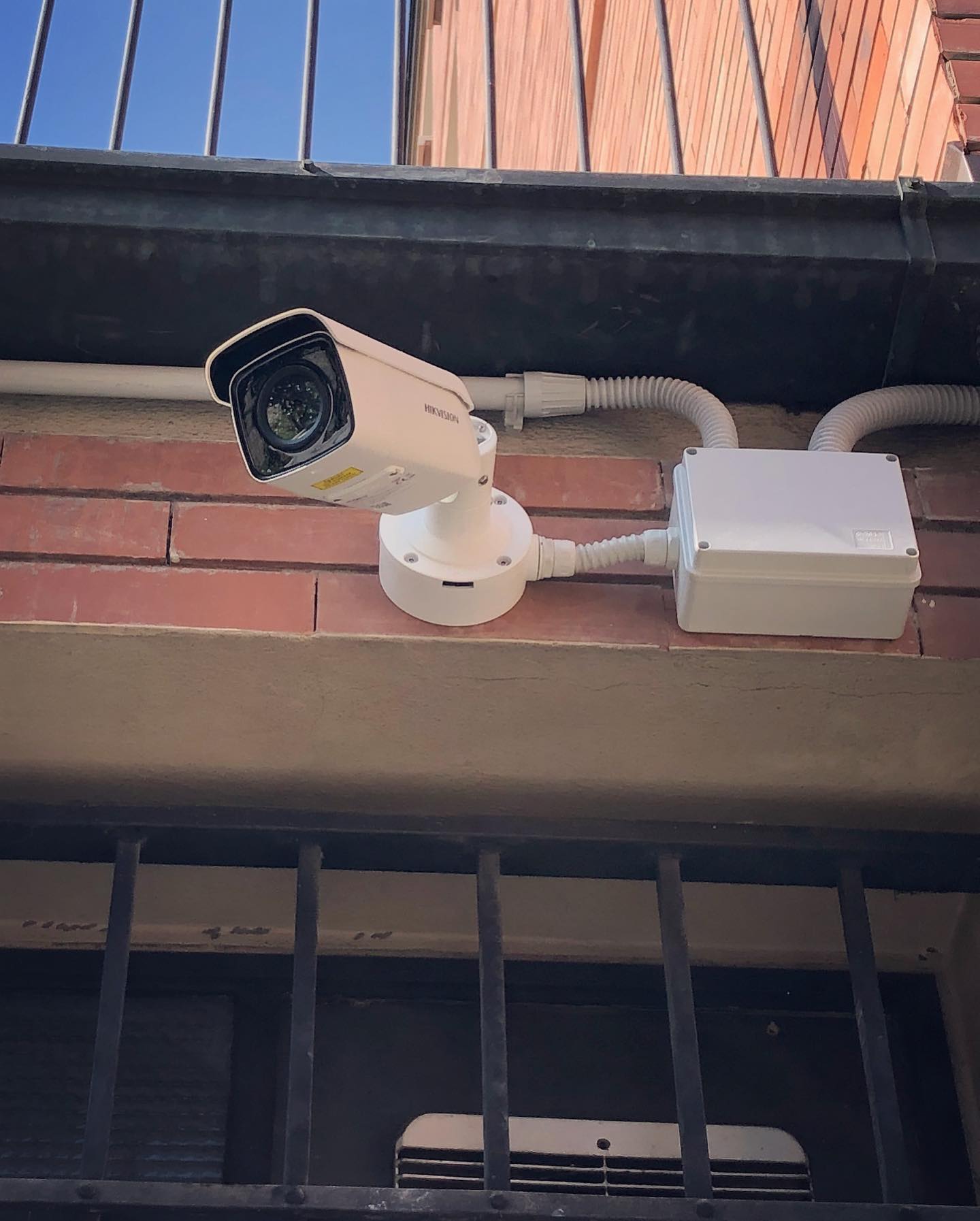 Richiedi la tua soluzione di #sicurezza condominiale a @emiltronica_srl  #impianti #videosorveglianza #videosorveglianzabologna www.emiltronica.it