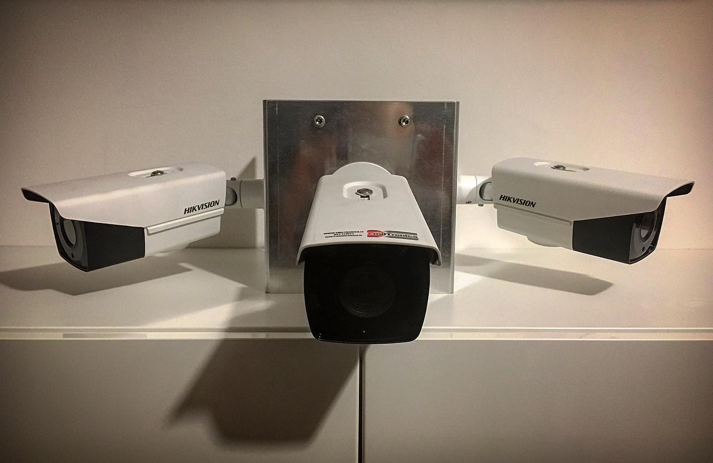 Cerbero!? #sicurezzabologna #videosorveglianzabologna #hikvision #cerbero #telecamerebologna www.emiltronica.it (grazie a @matte_bonfi) @hikvisionitaly @hikvision