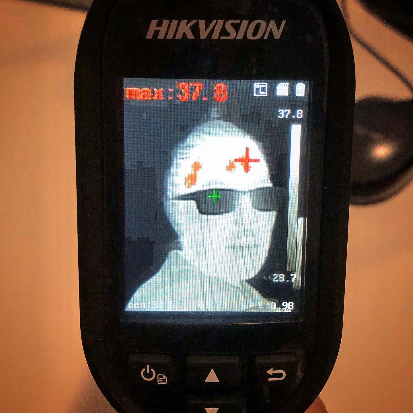 Not acclimatized . Hikvision DS-2TP31B-3AUF #termoscanner #hikvision #sicurezzabologna @hikvisionitaly @hikvision www.emiltronica.it