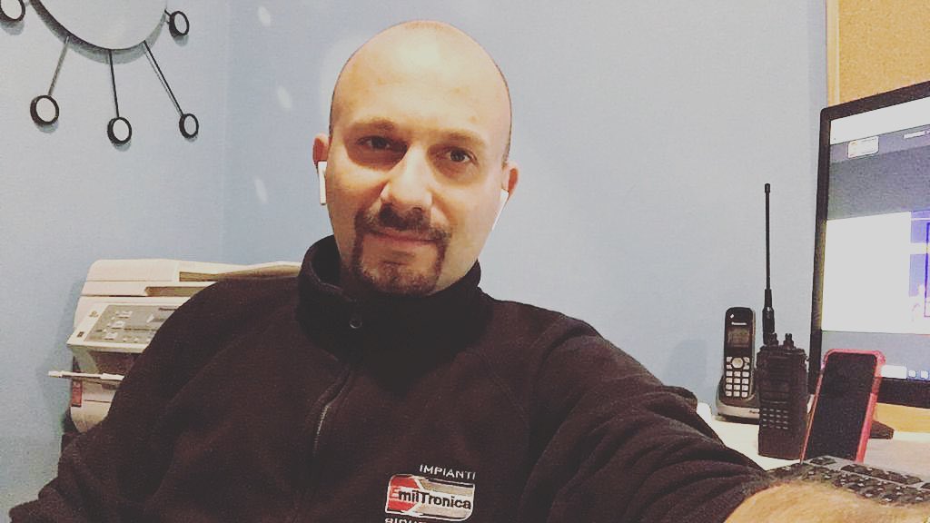 Essenzialmente. www.emiltronica.it @emiltronica_srl