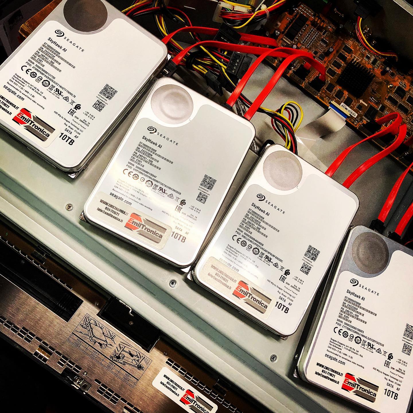 40 Terabyte sono quasi 7 anni di registrazione ininterrotta in Full-HD a 25fps H265+ per una telecamera di #videosorveglianza @hikvisionitaly #sicurezzaBologna #videosorveglianzabologna @seagate Richiedi la tua soluzione a Emiltronica..