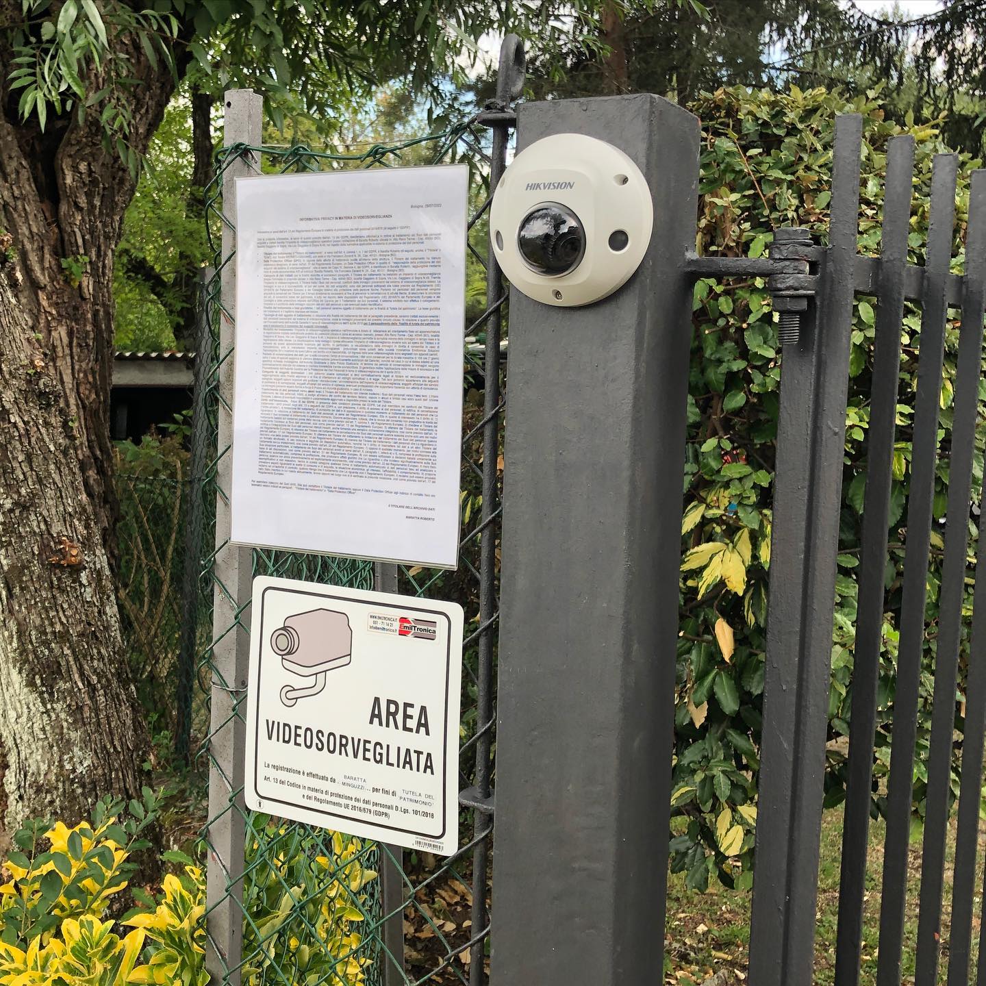 Due visioni della #sicurezza. Con e senza. #videosorveglianza #videosorveglianzabologna Richiedi la tua soluzione personalizzata al partner #Hikvision : @emiltronica_srl