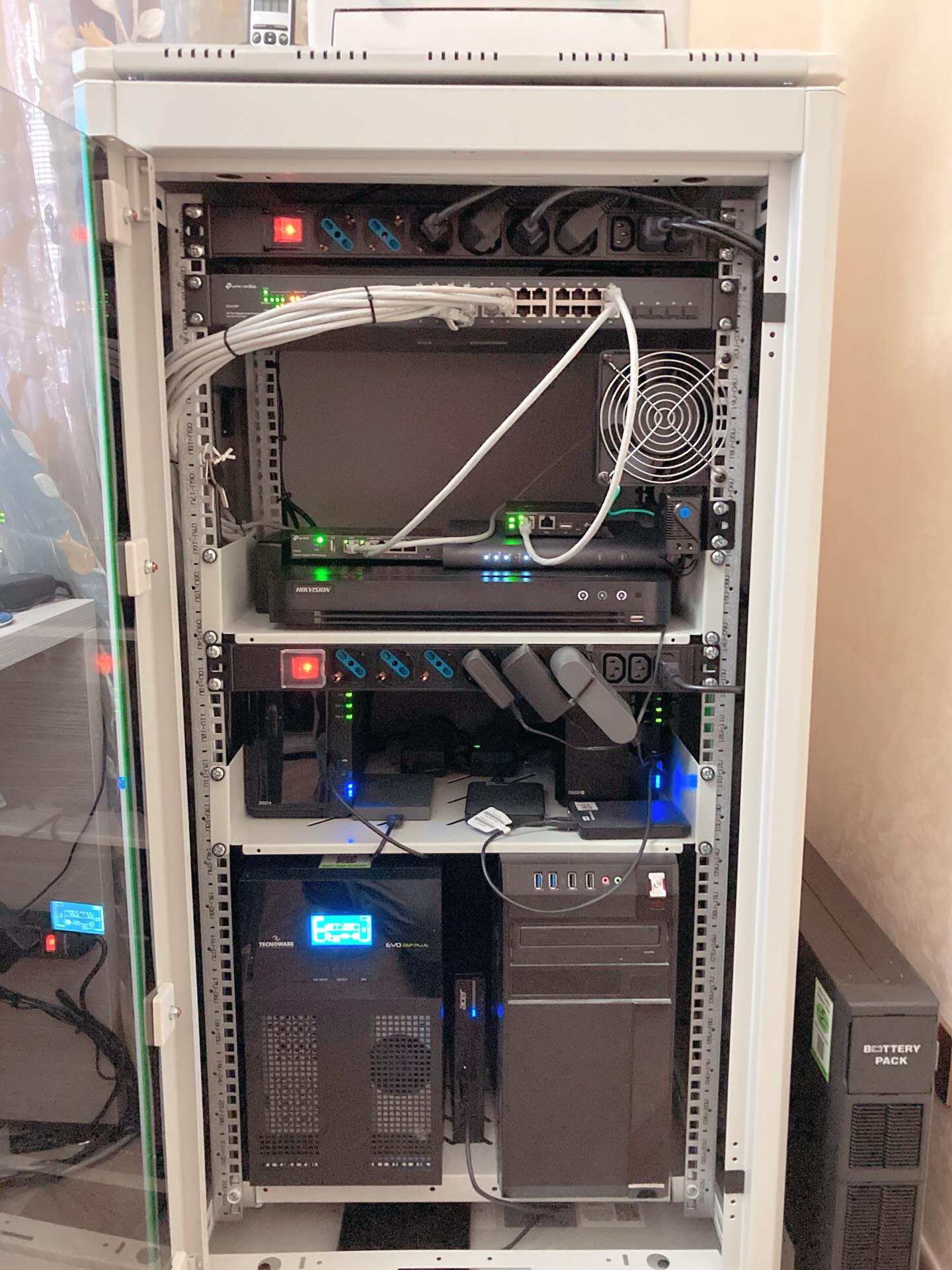 Lo so: qualsiasi attività tu abbia, rimandi da anni questo lavoro. #rack #riordinocavi #ordineedisciplina #networking #ups  @emiltronica_srl www.emiltronica.it
